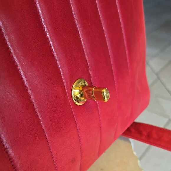 CHANEL Suede Red Shoulder Bag with Gold Hardware and Quilted Design - Picture 14 of 17